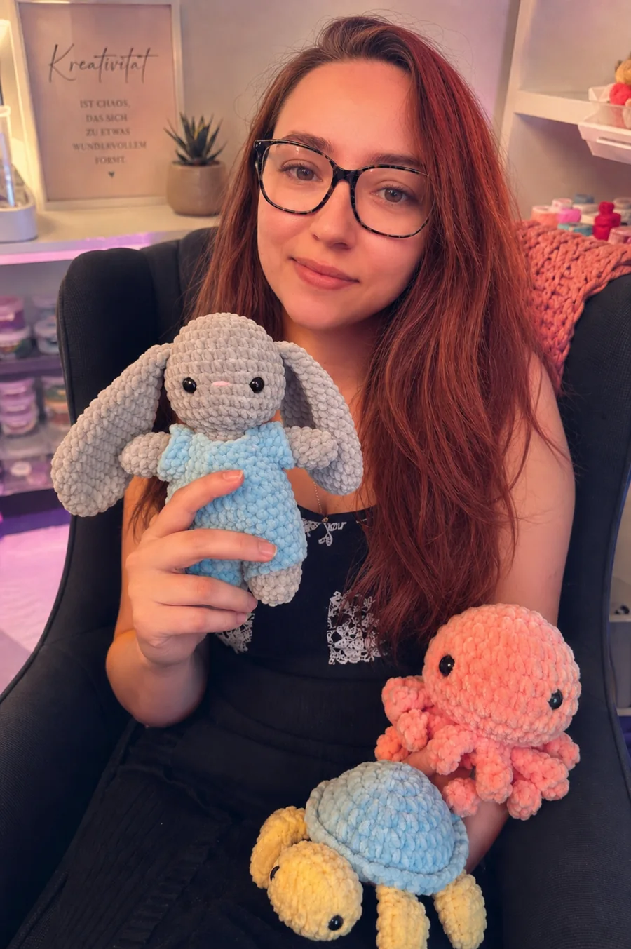 VanVan in ihrer Werkstatt mit selbstgehäkelten Plushies